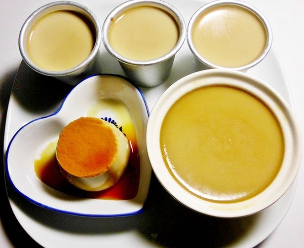 放入預熱的烤箱後~依杯模容量大小調整時間,以【上下火約150度C~烤約30~45分鐘】以120ml大小的布丁杯為例,約30~35分就完全熟化了! 觀察重點是:看布丁的表面..無晃動感就可以了。