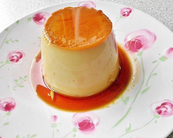 選擇容量一樣的杯模,布丁熟化的程度才會一致。烤好的布丁冷卻後..放入冰箱冷藏,完全涼透後就可食用了。