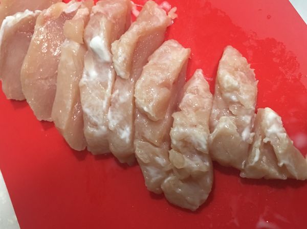 將用希臘優格醃漬的雞胸肉切片（丁）