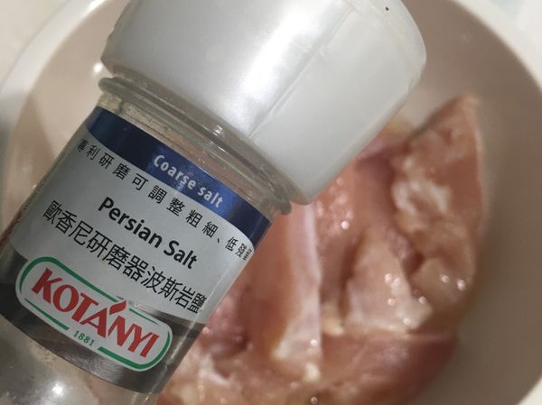 放入雞胸肉後撒上海鹽。