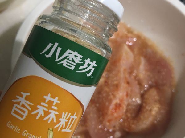 撒上香蒜粒，最後用手攪拌幫雞胸按摩。