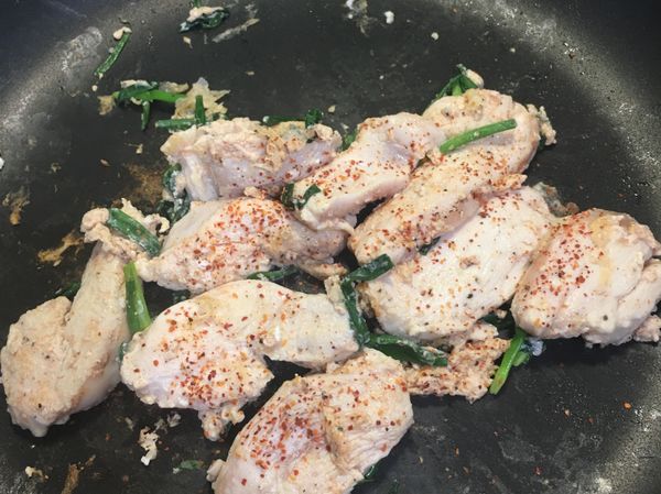 把雞肉放入攪拌炒熟。