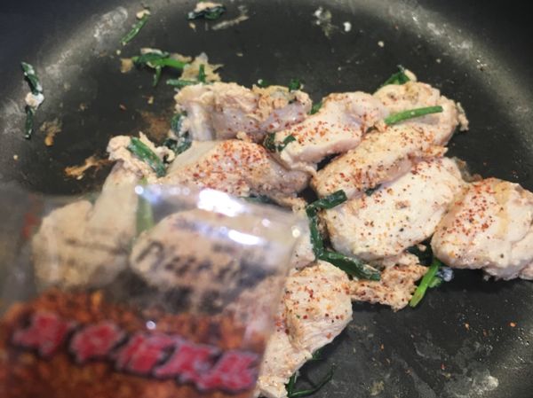 撒上辣椒粉，增加色澤及香氣。