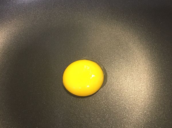 剛剛留下來的蛋黃不要浪費，炒熟。