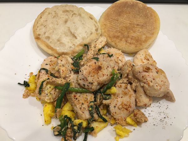 最後加上烤好的馬芬堡，即可享用。