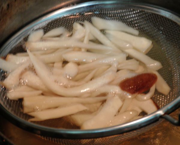 杏鮑菇撕成細條，用開水燙過，芋頭切小塊或刨絲。