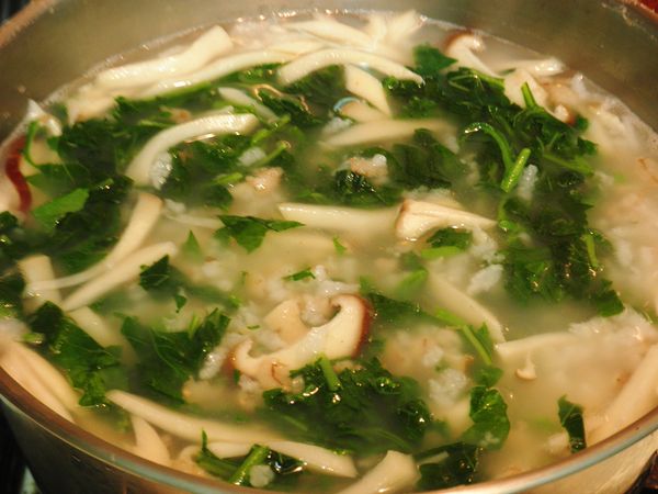 高湯+水跟米飯、芋頭、杏鮑菇一起熬煮至軟熟，再加入烏甜仔菜，柴魚醬油、鹽、香蔥醬調味即可。