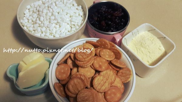 將食材備妥：
棉花糖剪小塊 (如果像我買到小顆就不用剪)
奇福餅乾每片都折兩半
蔓越莓乾剪小塊