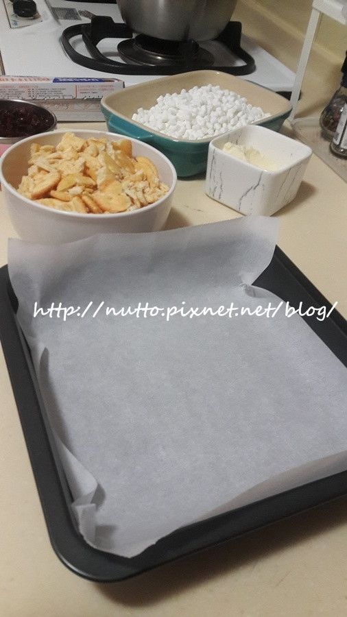 準備好兩張烤盤紙備用
