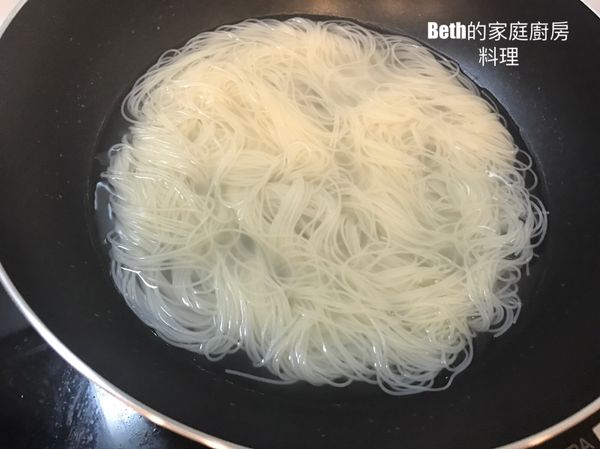 水滾後放入麵線煮2分鐘，熄火