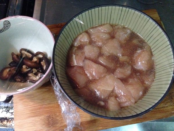 封上保鮮膜送冰箱冷藏一個晚上
【因為要節省備料時間及讓雞胸肉充份入味，也可煮前2～3時先備料】