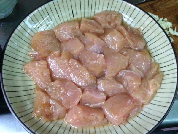 擺在有深度的盤子，雞肉不要重疊，將剩下的醃料汁倒入