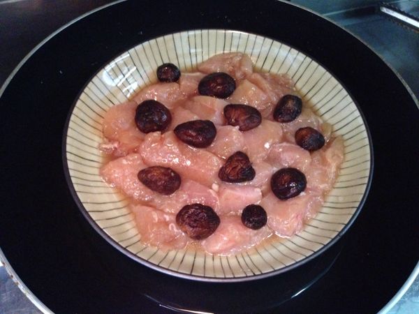 擺入用架子架高的深炒鍋，放入適量的水，開火