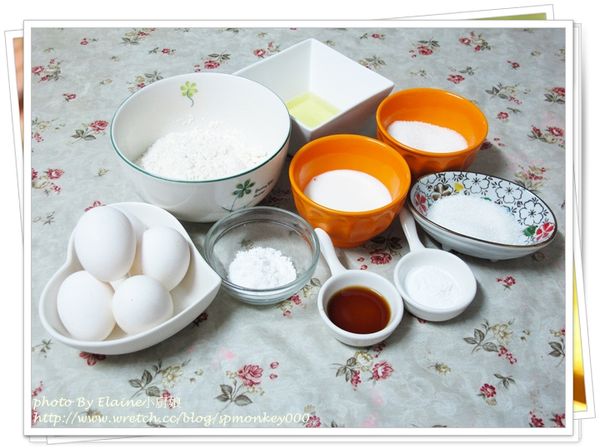 所有的材料秤量好，蛋黃與蛋白分開，蛋白放在冰箱冷藏。

Tips:蛋白不可沾到蛋黃。