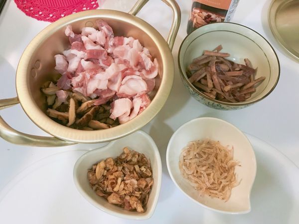 備料：
香菇泡水後（三杯水），切絲
乾魷魚泡水
五花肉切片