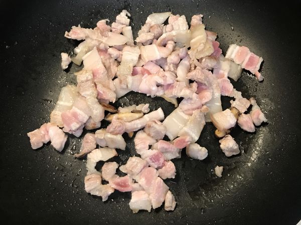 🔺香菇切絲+乾魷魚+麻油、砂糖。
🔺熱油，炒五花肉至半熟金黃色。
依序加入紅蔥頭、香菇、魷魚、蝦米。
🔺炒香後，下調味以及一杯香菇水。