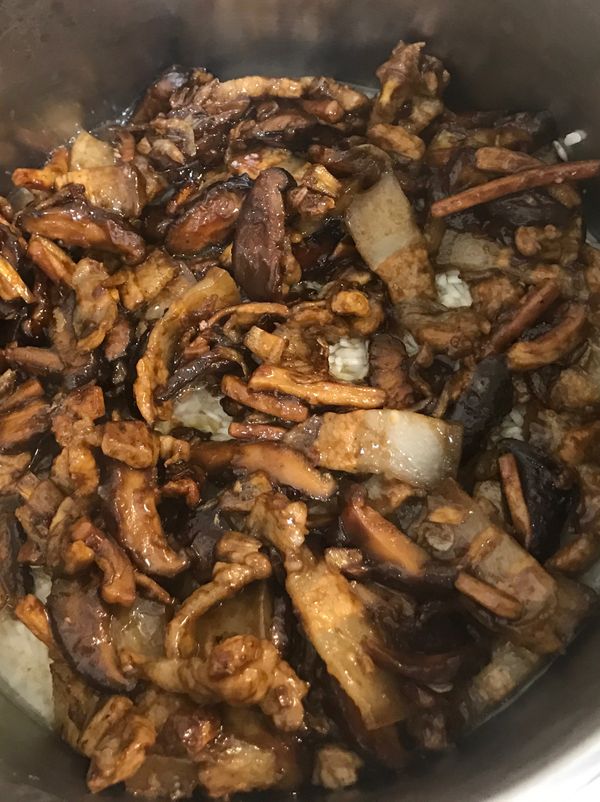 料 炒熟後倒入長糯米，入電鍋（外鍋一杯水）。