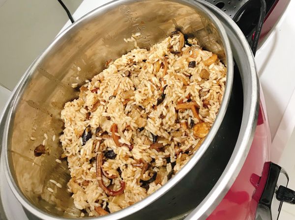 電源跳起，打開將米以及料翻勻，外鍋再加一杯水，再次跳起後，悶30分，即可完成。