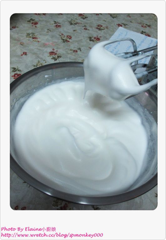 從冷藏中取出蛋白加入塔塔粉打發，白砂糖分2次加入，蛋白打至呈90度直立的硬性且有光澤的硬性發泡。

如手拿電動的攪拌器，在滑動時感到漸漸的有阻力，這時就要注意可能將要打至呈硬性發泡了，這時可把攪拌器抽出，看看蛋白是否已呈直立的90度角，如有稍微彎曲則需再打個幾秒，但得注意不要打發過頭了，如蛋白太過於硬性發泡，蛋糕烤出來會不細緻，而變得粗糙又乾。
Tips:蛋白切記不能沾到蛋殼、蛋黃，打蛋白的容器也不可沾到任何的油、水，以免蛋白無法打發。

