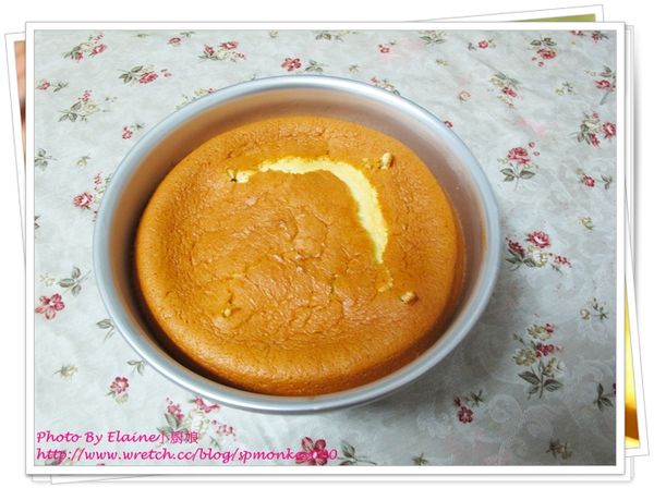 蛋糕放涼後，變成這個模樣，一整個倒縮的很嚴重，沒有像其他朋友們烤好的戚風那麼樣的澎鬆。