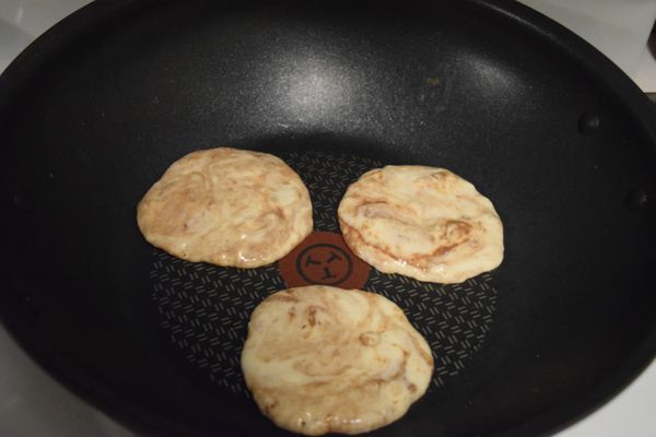 鍋熱後, 倒入麵糊, 等冒大泡泡時翻面煎至兩面金黃即可!