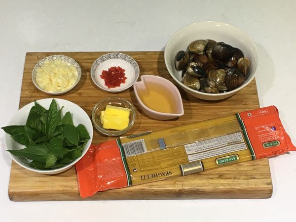 將蒜頭去膜切末；辣椒切末；蛤蜊以1000cc的水加入30g的鹽，吐沙1-2小時；九層塔切碎備用。