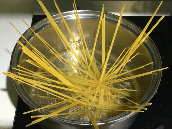 鍋內放800cc水煮沸後，加1/2茶匙鹽及油，將麵條以傘狀下鍋後用筷子略拌，避免沾黏。