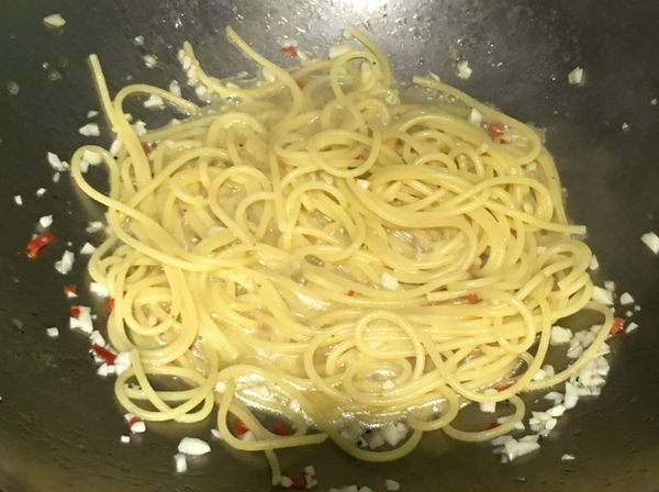 將作法2的義大利麵放入鍋中拌炒，加入少許鹽、黑胡椒、紅辣椒末以及20cc的白酒拌炒至略收汁。