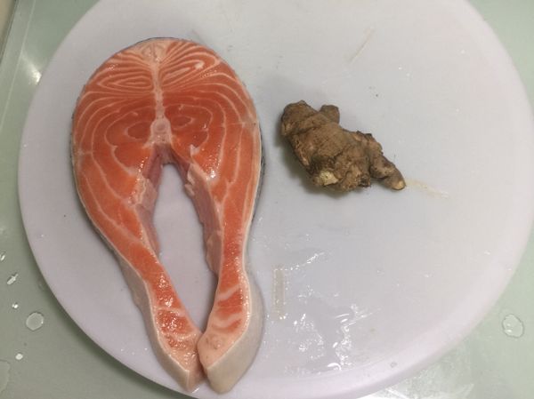 食材：鮭魚一塊、薑少許