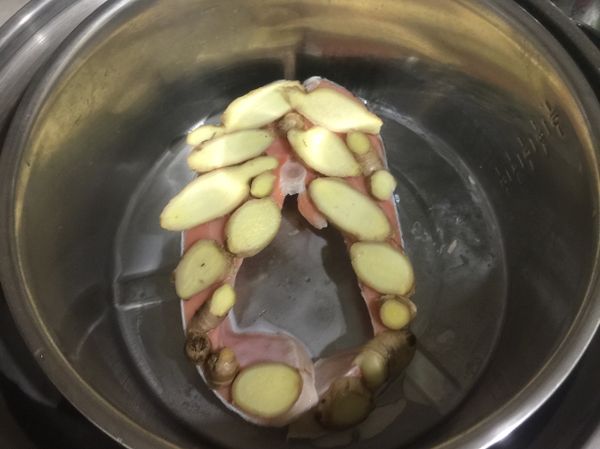 將薑切片在鋪在鮭魚上面去腥味，放進電鍋蒸
外圍1杯水