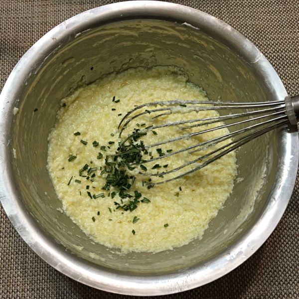 加入先前剪碎的迷迭香葉片