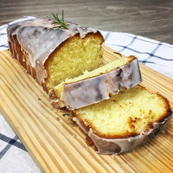 烤完等蛋糕冷卻再刷上檸檬糖霜醬就大功告成啦！