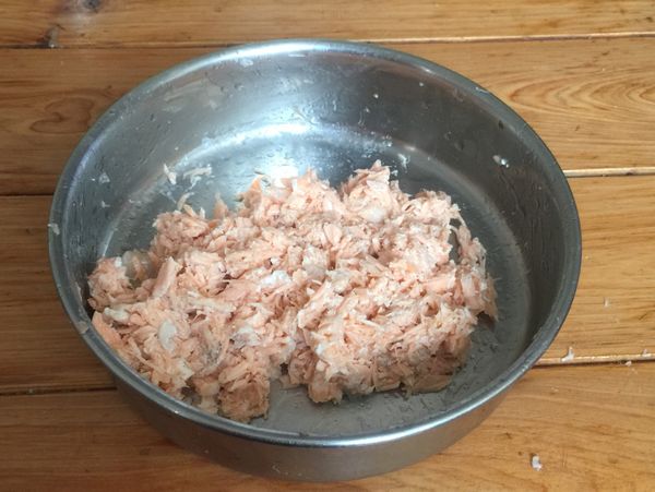 把薑片去除，再將鮭魚剝成碎塊，同時去除魚刺