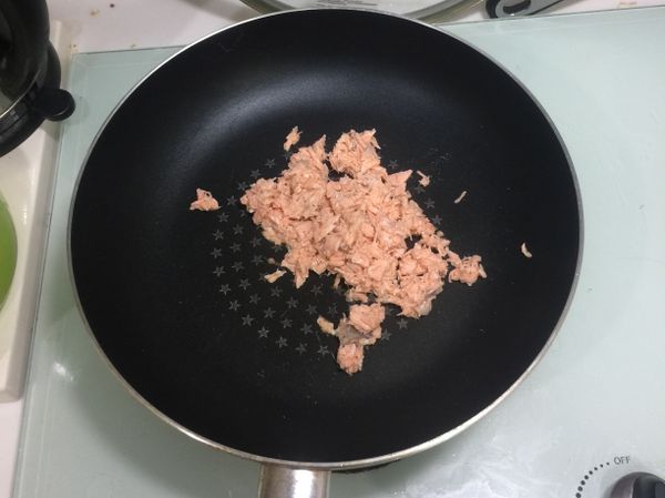 將鮭魚放置平底鍋，開小火拌炒

* 不需要➕油 *