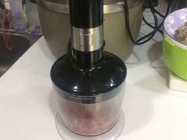 再將拌炒好的鮭魚放置攪拌機攪拌，呈現鬆鬆的感覺就可以囉😊