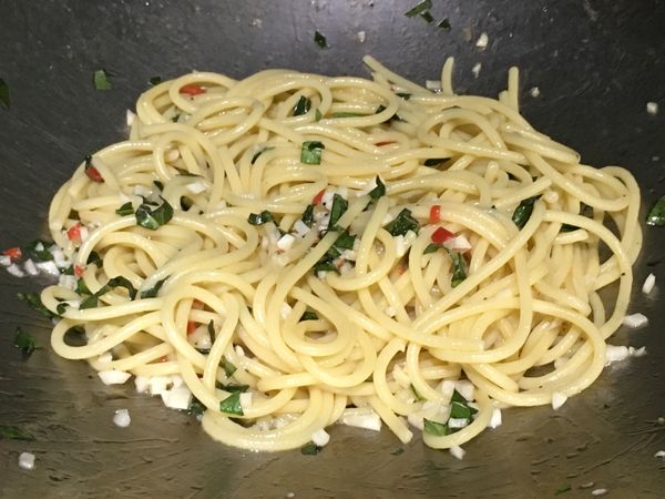 起鍋前加入九層塔末略拌，盛盤擺上蛤蜊即可。