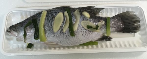 鮮魚洗淨，魚鱗用湯匙刮乾淨，剪掉尾巴，在魚身淺斜劃3刀，魚背劃一刀，用蔥段，薑片，米酒醃一下，在用鹽巴在魚身淺淺的撒ㄧ下備用。