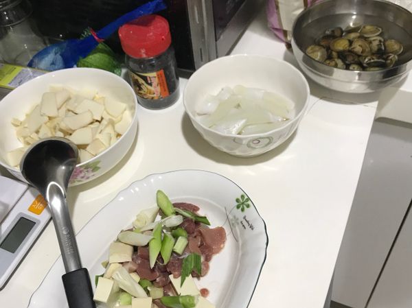 備料。
蒜頭拍扁脫皮，薑切片狀或條狀。
敢吃辣的可以切兩條辣椒。
橄欖油起油鍋，蒜薑蔥辣椒下鍋炒出香味。