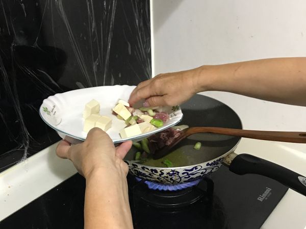 豬肉跟其他配料一起拌炒大概兩分鍾（如果想煮粥這裡要加米拌炒）