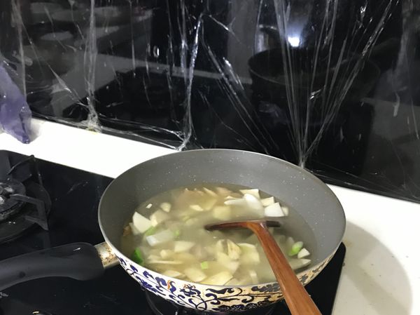 加水煮滾，轉小火