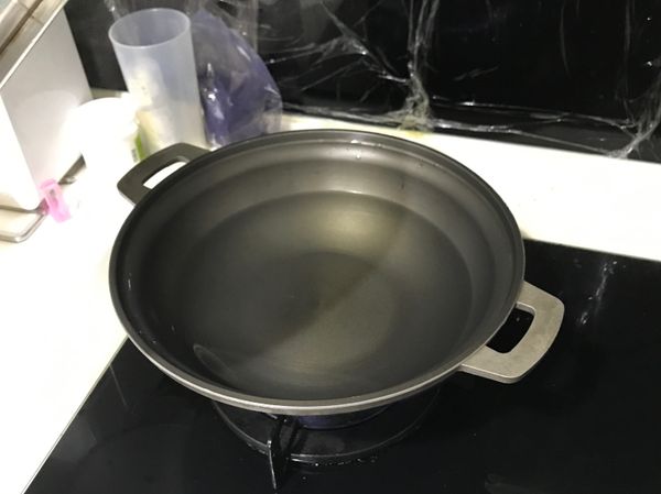 另起一鍋水煮滾，把麵放下去煮一下再撈起（這樣才不會煮起來的湯濁濁的。