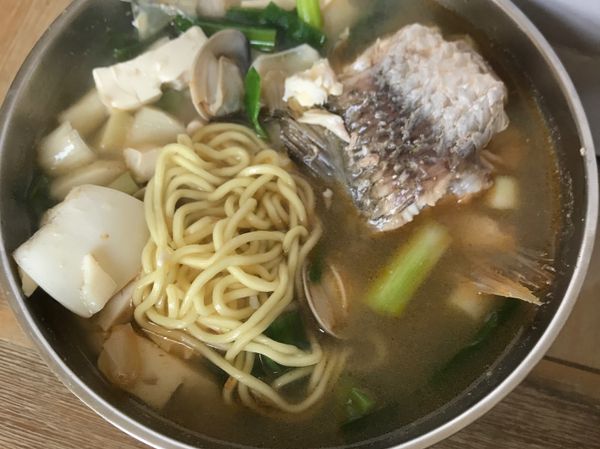 然後再把麵放到湯鍋裡，煮熟就大功告成囉！