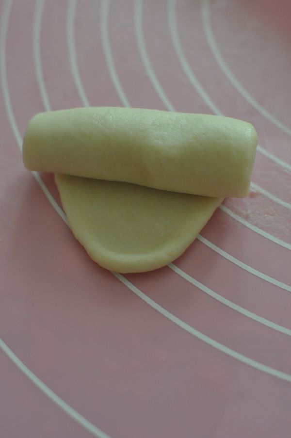 将擀开的皮卷起，再压扁，继续压扁再擀开，再卷起后，