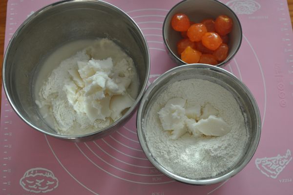 1:将水油皮的全部所需成份倒入盆中，揉成团，酥油皮也同样。