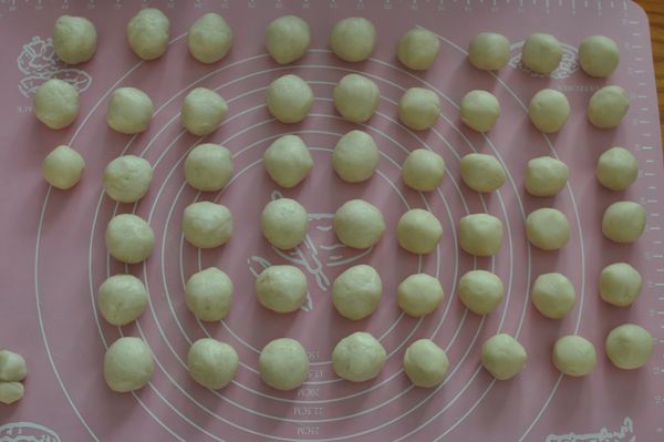 将揉好的水油皮每份20g搓圆，酥油皮同样每份12g 搓圆