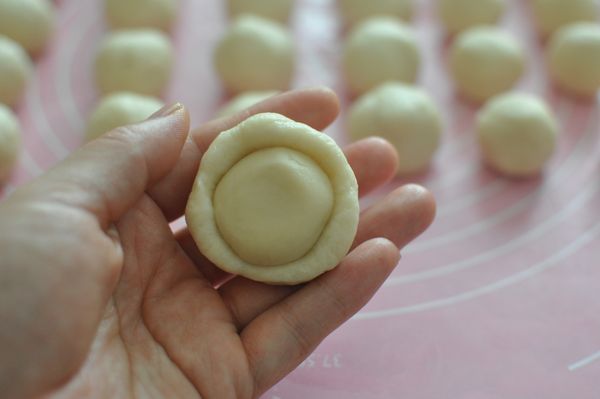 取一份水油皮和一份酥油皮，用水油皮将酥油皮包裹住