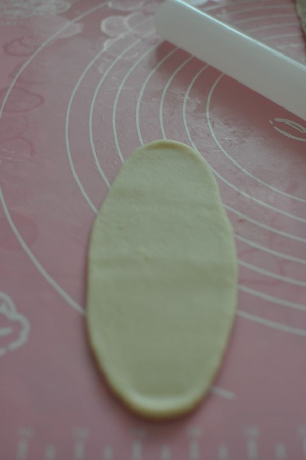 轻轻压扁，用擀面杖擀开