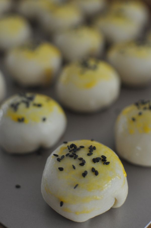 表面刷上蛋黄液，撒上芝麻