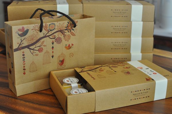 等蛋黄酥凉透后，装入包装盒，这样就可以美美的送亲朋好友啦