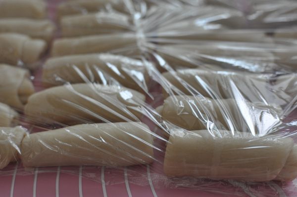 红豆沙每份20g搓圆后，用一份红豆沙包住咸一颗咸蛋黄